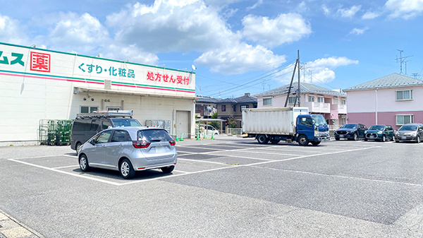 ドラッグセイムス吉川けやき通り薬局の駐車場