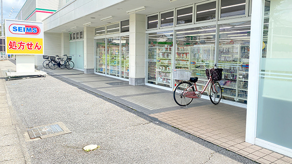 ドラッグセイムス吉川けやき通り薬局の駐輪場