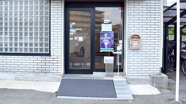 みけねこ薬局　茨木店の入口