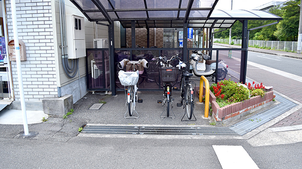 みけねこ薬局　茨木店の駐輪場