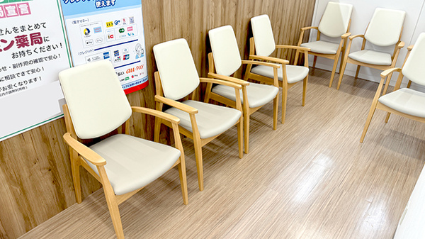 コクミン薬局　西葛西駅前店の待合スペース
