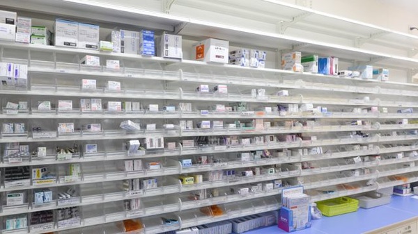 調剤薬局ツルハドラッグ南品川店の薬棚