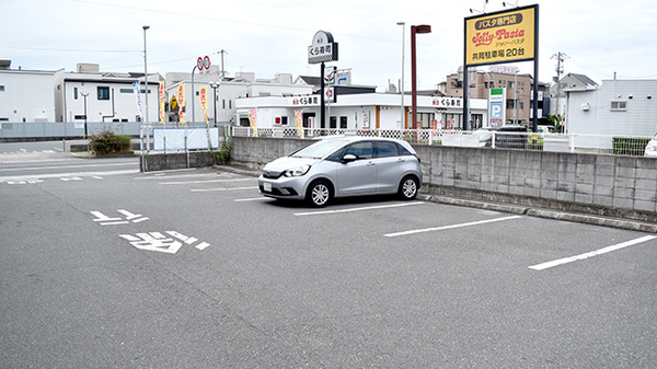 アカカベ薬局　諸福店の駐車場