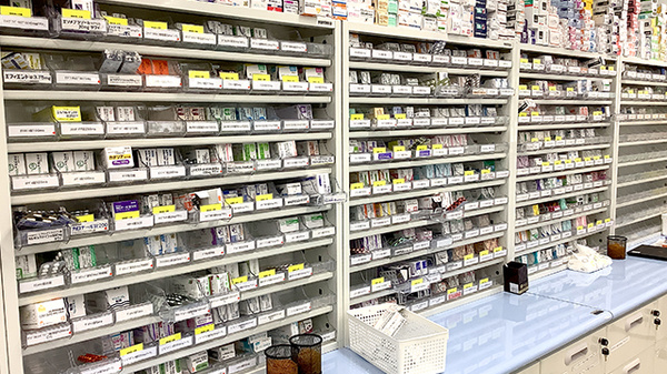 I&H福島光が丘薬局の薬棚