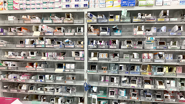 長後くじら薬局の薬棚
