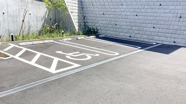 長後くじら薬局の駐車場