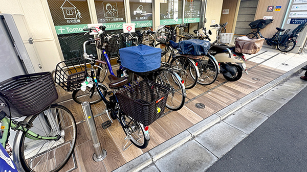 薬局トモズ志村三丁目店の駐輪場