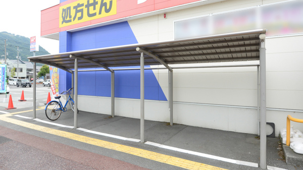 ウェルネス薬局片原店の駐輪場