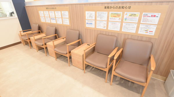 イオン薬局金剛店（そよら金剛）の待合スペース