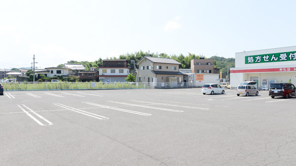 レデイ薬局　牟礼店の駐車場