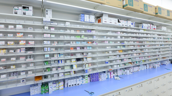 調剤薬局ツルハドラッグ瑠璃光店の薬棚