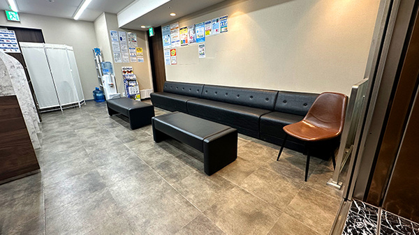 薬局トモズ 九段会館テラス店の待合スペース