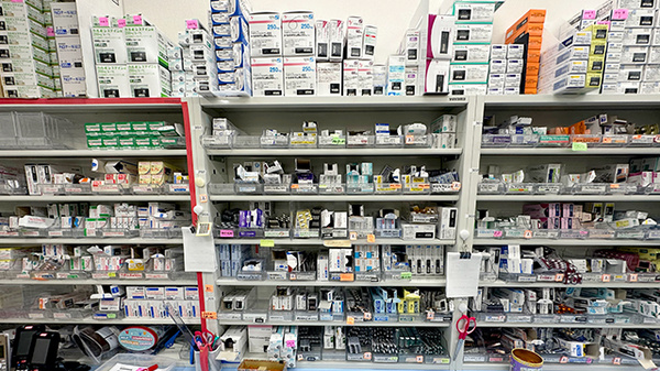 薬局トモズ 九段会館テラス店の薬棚
