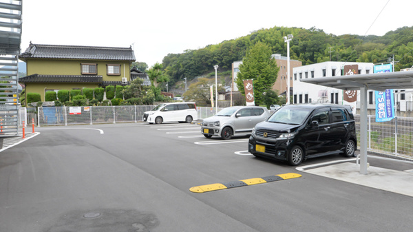ウォンツ沼田伴薬局の駐車場
