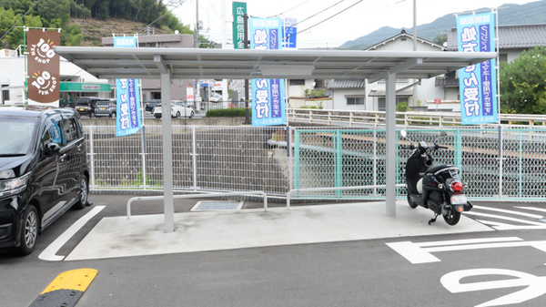 ウォンツ沼田伴薬局の駐輪場