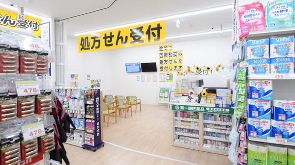 スギ薬局 水道橋東口店の入口