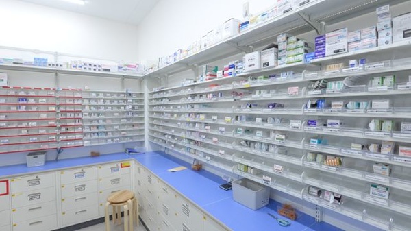 スギ薬局 水道橋東口店の薬棚