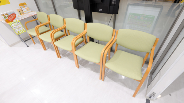 スギ薬局 ＫＩＴＴＥ大阪店の待合スペース