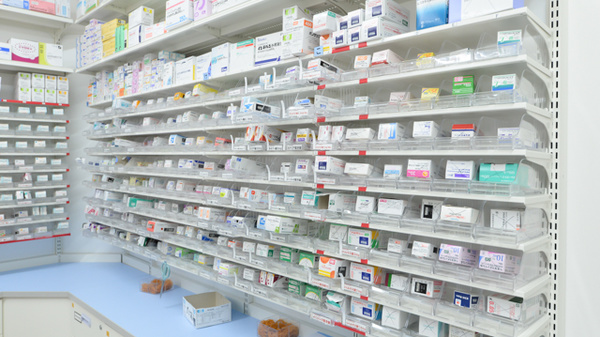 スギ薬局 ＫＩＴＴＥ大阪店の薬棚