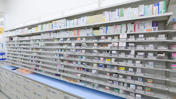 スギ薬局 印場店の薬棚