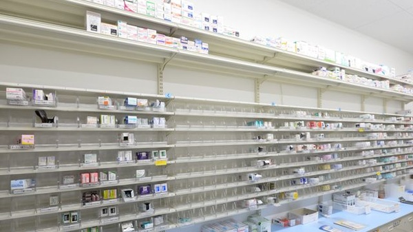 スギ薬局 三和藤沢橋店の薬棚