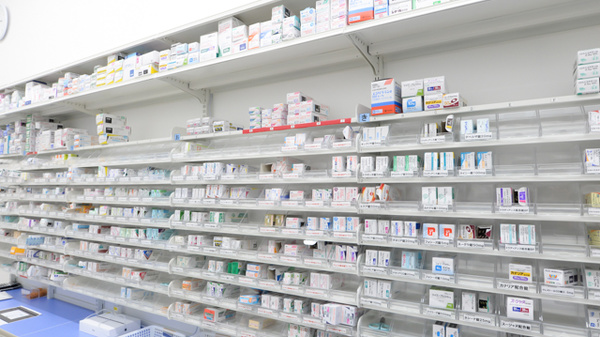 スギ薬局 小平西店の薬棚
