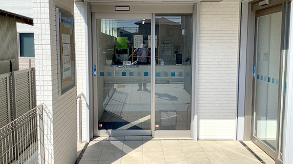 湘南くじら薬局の入口