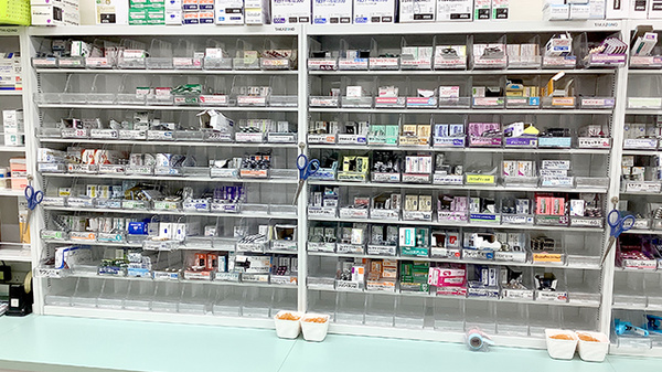 湘南くじら薬局の薬棚