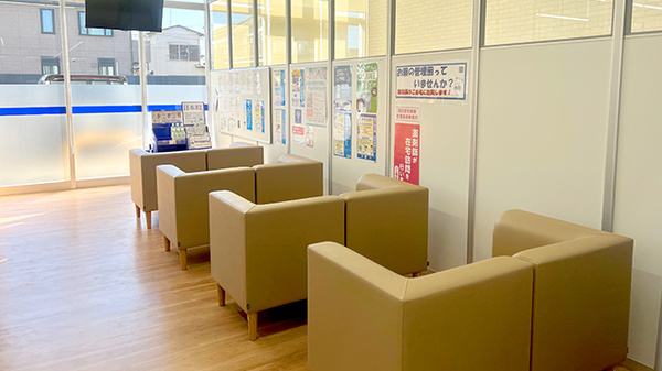 ウエルシア薬局平塚中原店の待合スペース