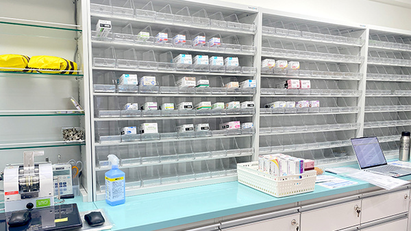 すず薬局新浜町店の薬棚