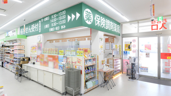 調剤薬局ツルハドラッグ春日井高山店の入口