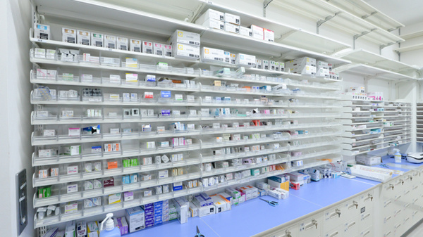 調剤薬局ツルハドラッグ春日井高山店の薬棚