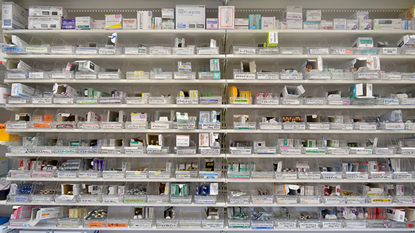 新生堂薬局　薬院駅店の薬棚