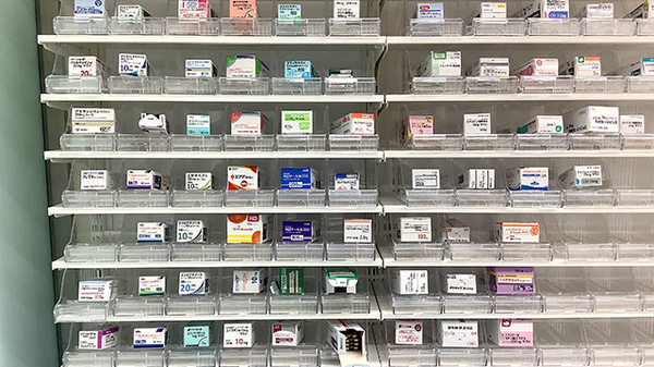 ココカラファイン薬局西荻窪店の薬棚