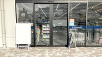 薬局トモズ　ソコラ所沢店の入口