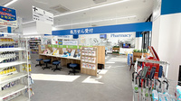 薬局トモズ　ソコラ所沢店の入口