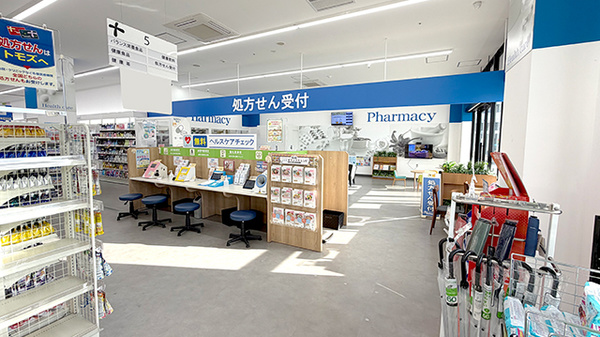 薬局トモズ　ソコラ所沢店の入口