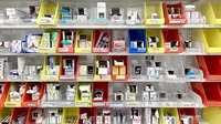 薬局トモズ　ソコラ所沢店の薬棚