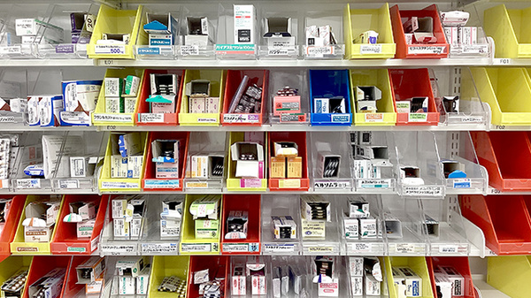 薬局トモズ　ソコラ所沢店の薬棚
