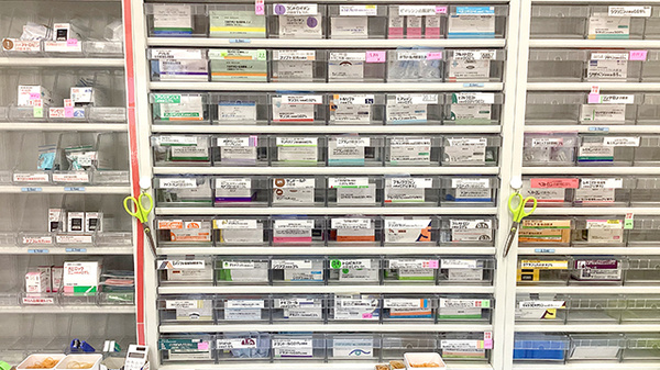 毎日薬局 篭部田店の薬棚