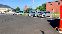 毎日薬局 篭部田店の駐車場