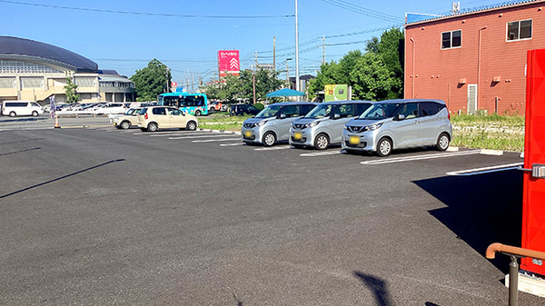 毎日薬局 篭部田店の駐車場