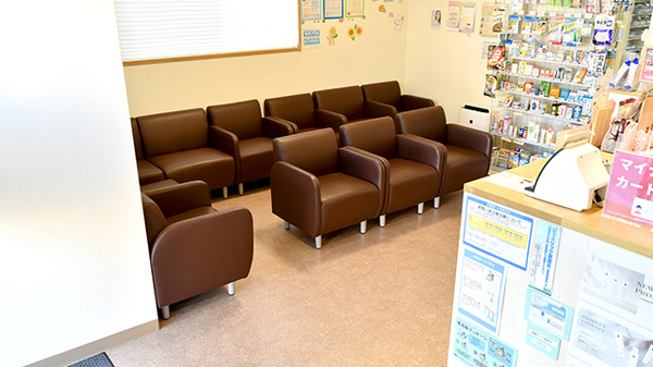 エン薬局 唐崎店の待合スペース