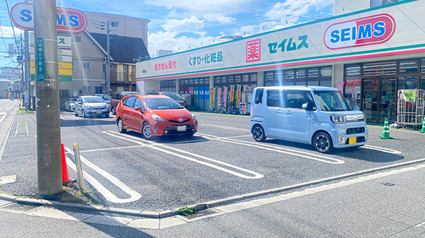 ドラッグセイムス道場薬局の駐車場
