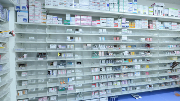 調剤薬局ツルハドラッグ八戸小中野店の薬棚