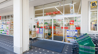 スギ薬局 浦里店の入口