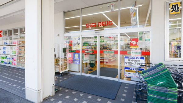 スギ薬局 浦里店の入口