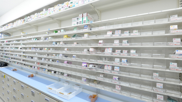 スギ薬局 浦里店の薬棚