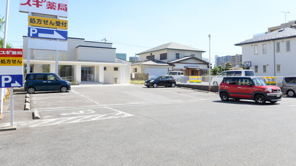 スギ薬局 浦里店の駐車場