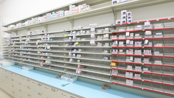 スギ薬局 明石松江店の薬棚